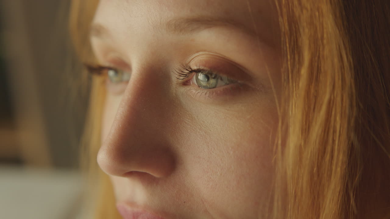 ojos de mujer con pestañas largas