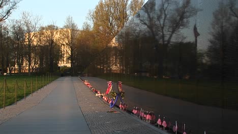 Frente-A-La-Pared-Del-Monumento-A-Los-Veteranos-De-Vietnam,-Cintas-En-Homenajes-Y-Recuerdos-Ondean-En-La-Brisa-1