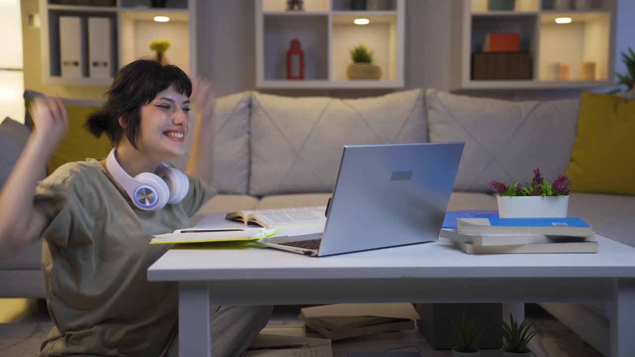 시험 결과가 좋아서 행복한 여학생이 밤에 집에 있어요.