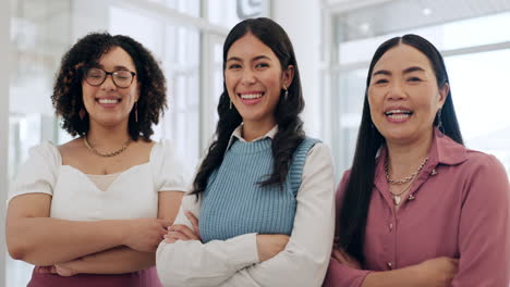 tres mujeres diversas sonriendo en la oficina