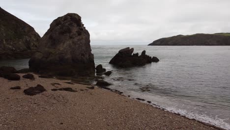 Panoramablick-Auf-Die-Strandlandschaft,-Sanfte-Wellen,-Porth-Wen,-Vereinigtes-Königreich