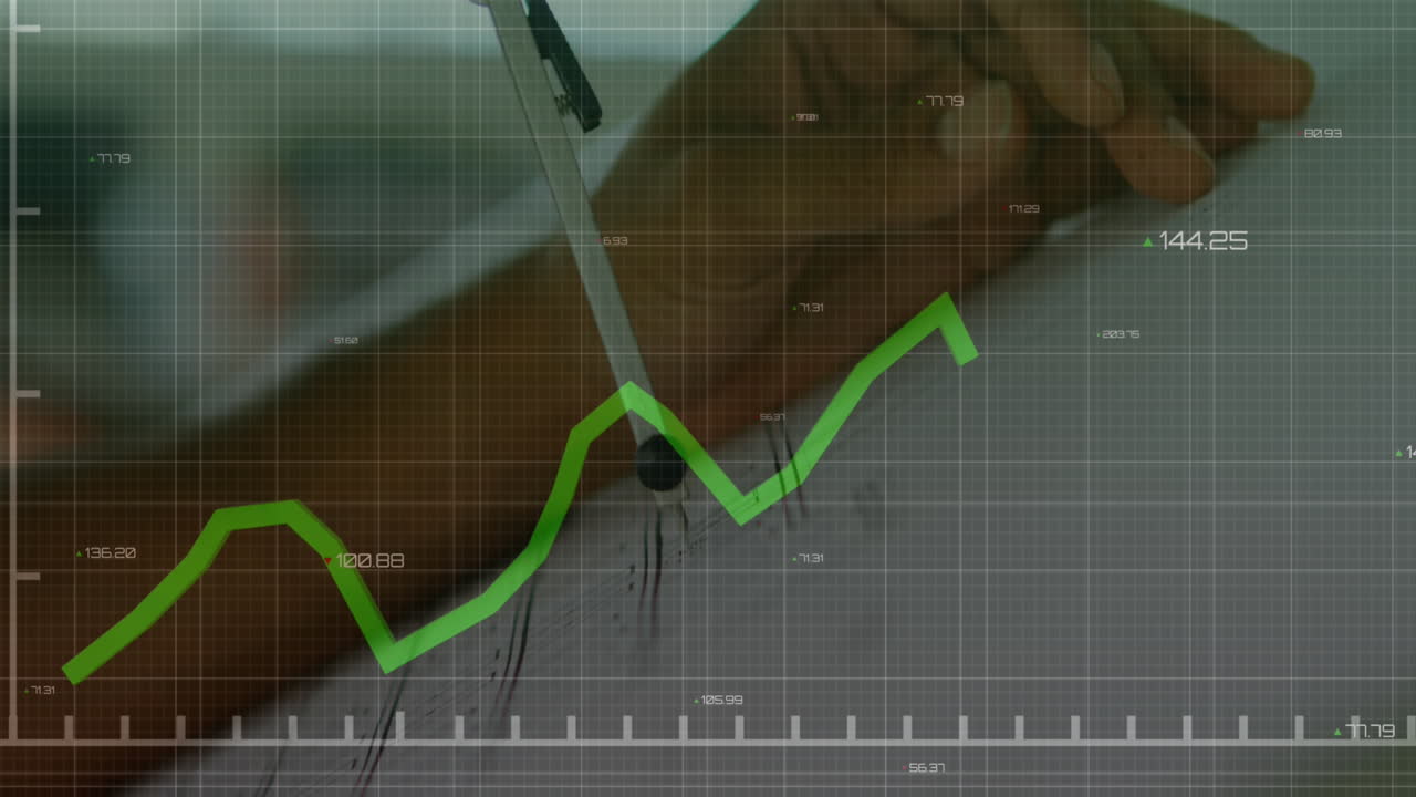Animazione di elaborazione dati statistici sovrapposta a un uomo ripreso a mezzo busto che usa un compasso mentre lavora a un progetto.