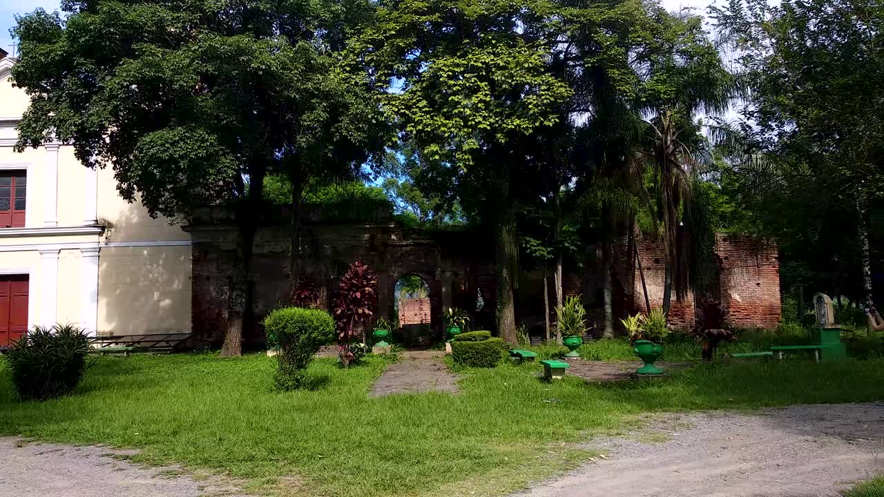 Wanita memotret di taman Misión Jesuitica San José de Lules