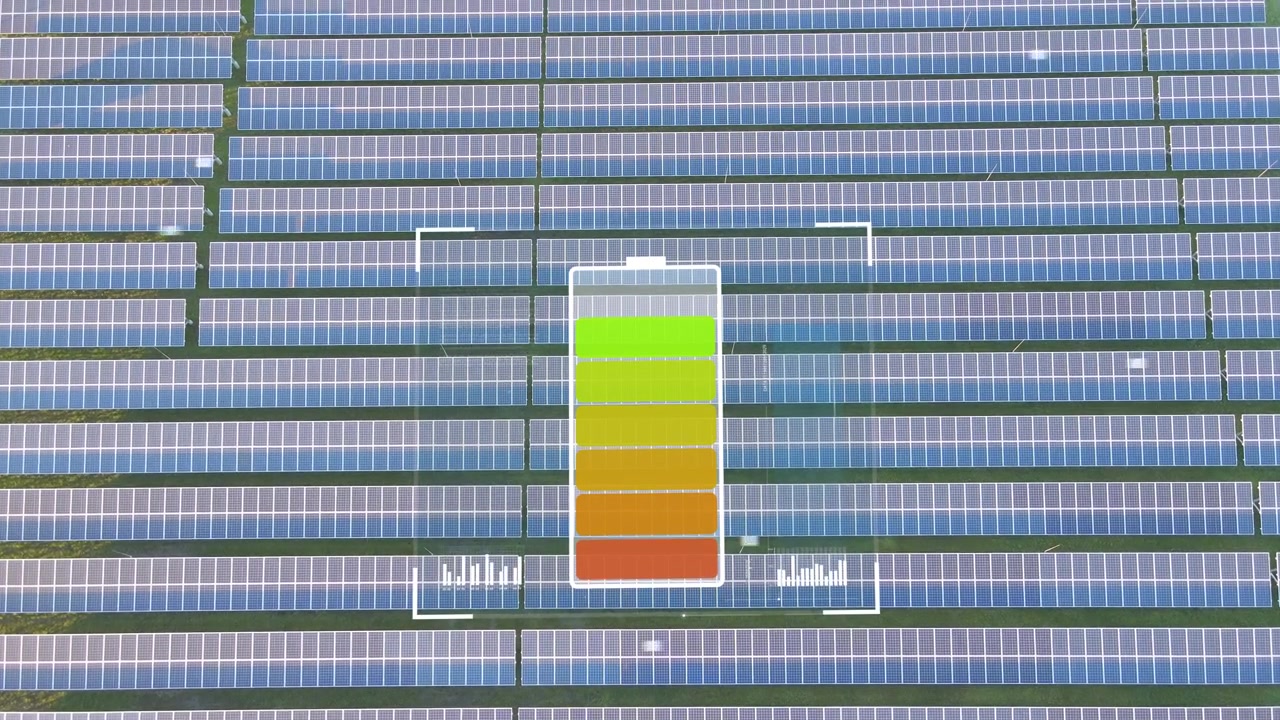 Veduta aerea di un grande campo solare fotovoltaico con animazione di batteria in carica. Rendering 3D, energia rinnovabile.
