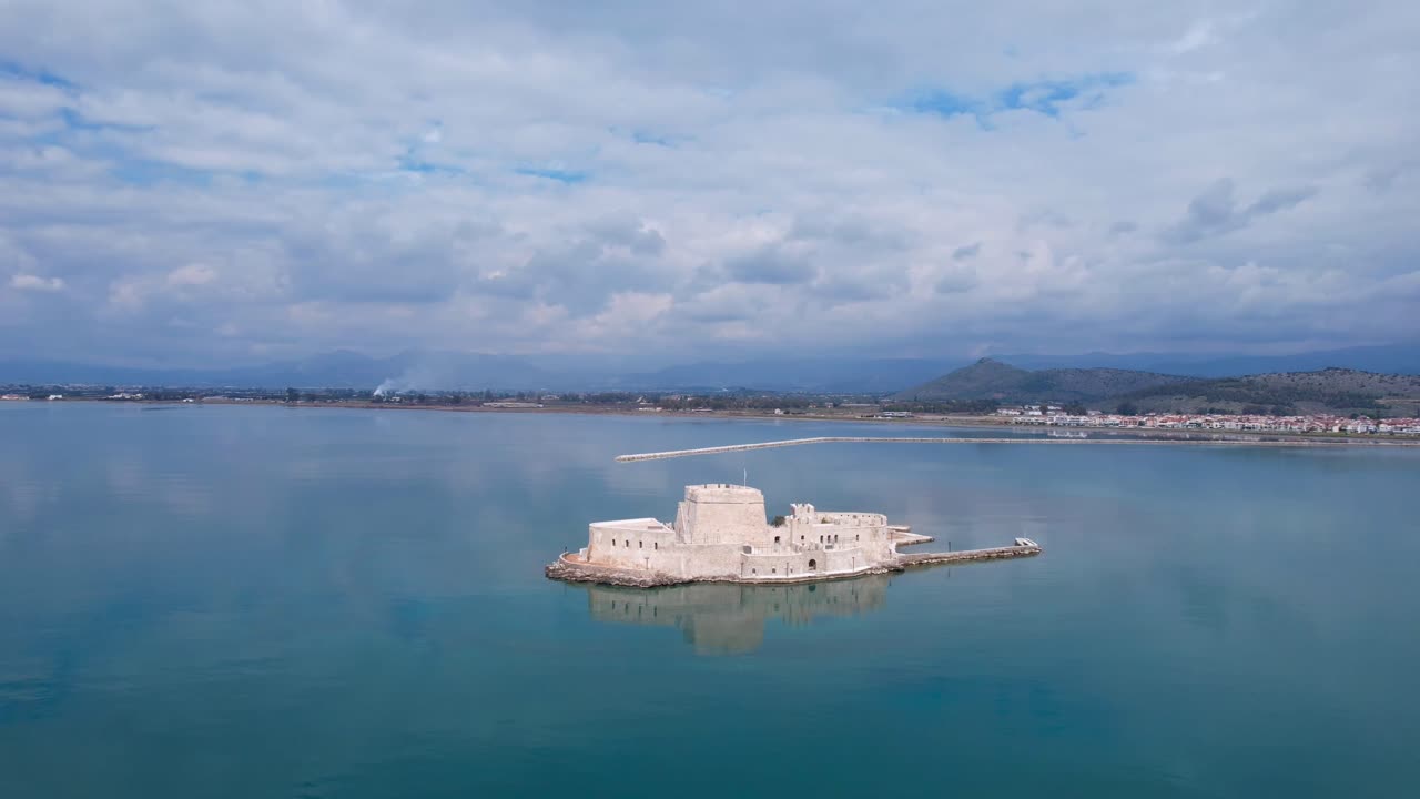 Veduta aerea del Bourtzi, una fortezza acquatica veneziana situata al centro del porto di Nauplia.