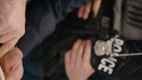 oficiales de policía y sus notas posteriores al arresto de cerca
