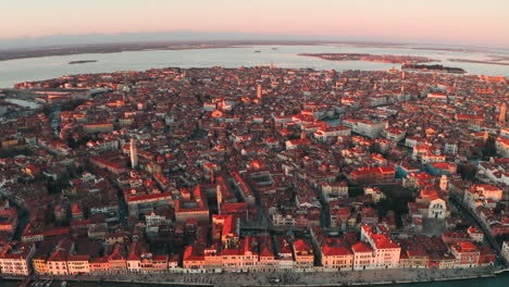 Slider-Drohne-Schoss-Bei-Sonnenuntergang-über-Die-Westseite-Der-Insel-Venedig