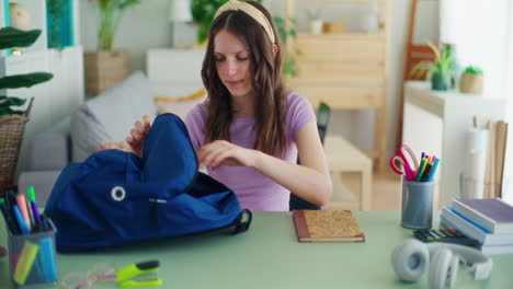 Traurige,-Gelangweilte-Junge-Studentin-Packt-Ihren-Rucksack-Aus-Und-Ist-Müde-Von-Der-Menge-An-Lernen