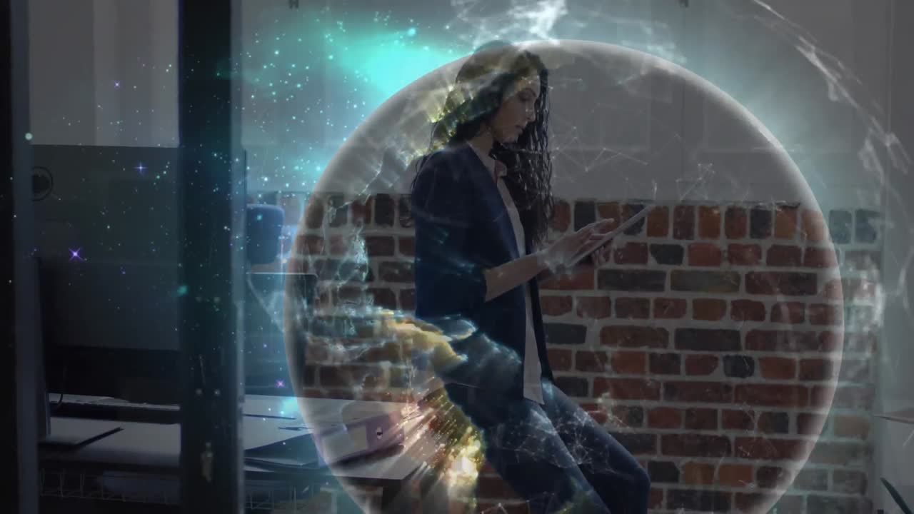 animación de una red global brillante sobre una mujer de negocios creativa que usa una tableta en la oficina