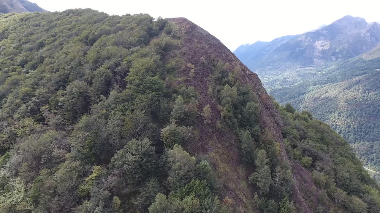 vista aérea volando a lo largo de una montaña y descubriendo un valle. pirineos franceses