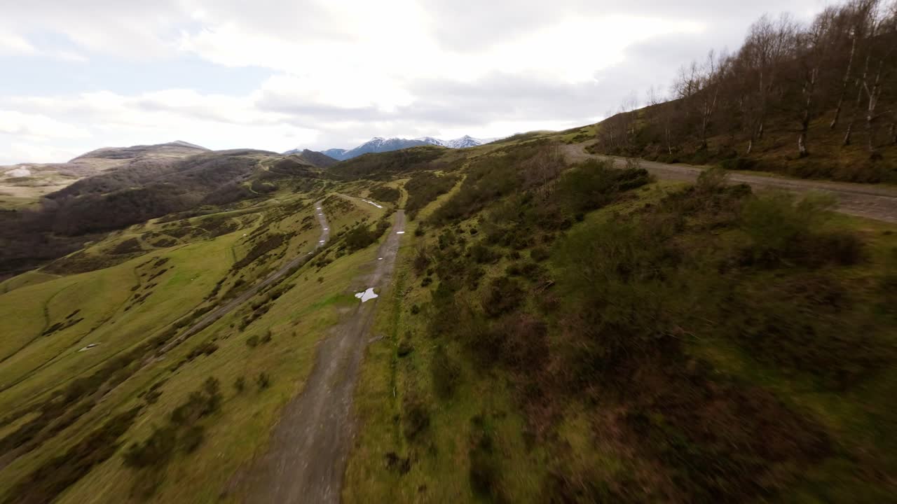 vuelo aéreo de drones ruta de escalada verde, coto europeo bello pico de la montaña asturias paisaje en españa