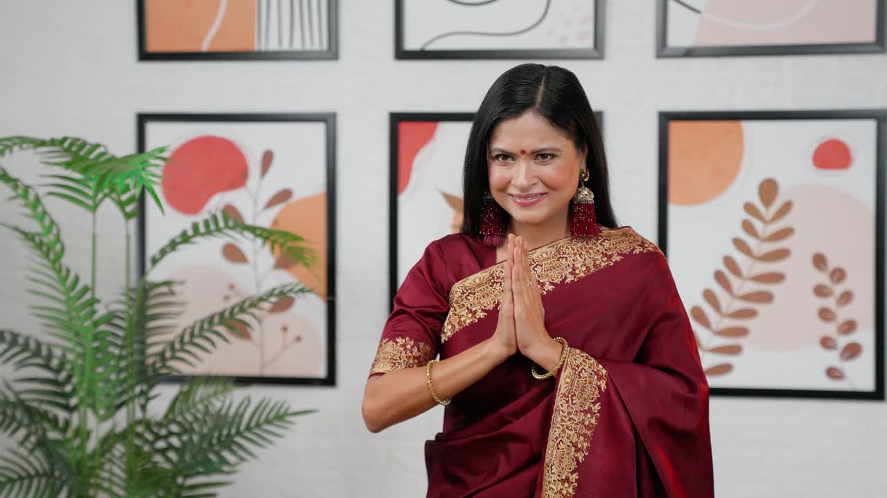 Donna indiana che fa namaste