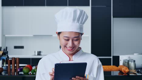 chef usando tableta en la cocina moderna