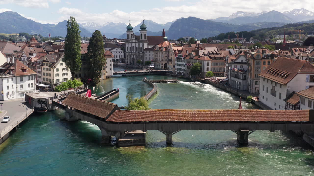 volando sobre el puente histórico sobre el canal en luzern suiza