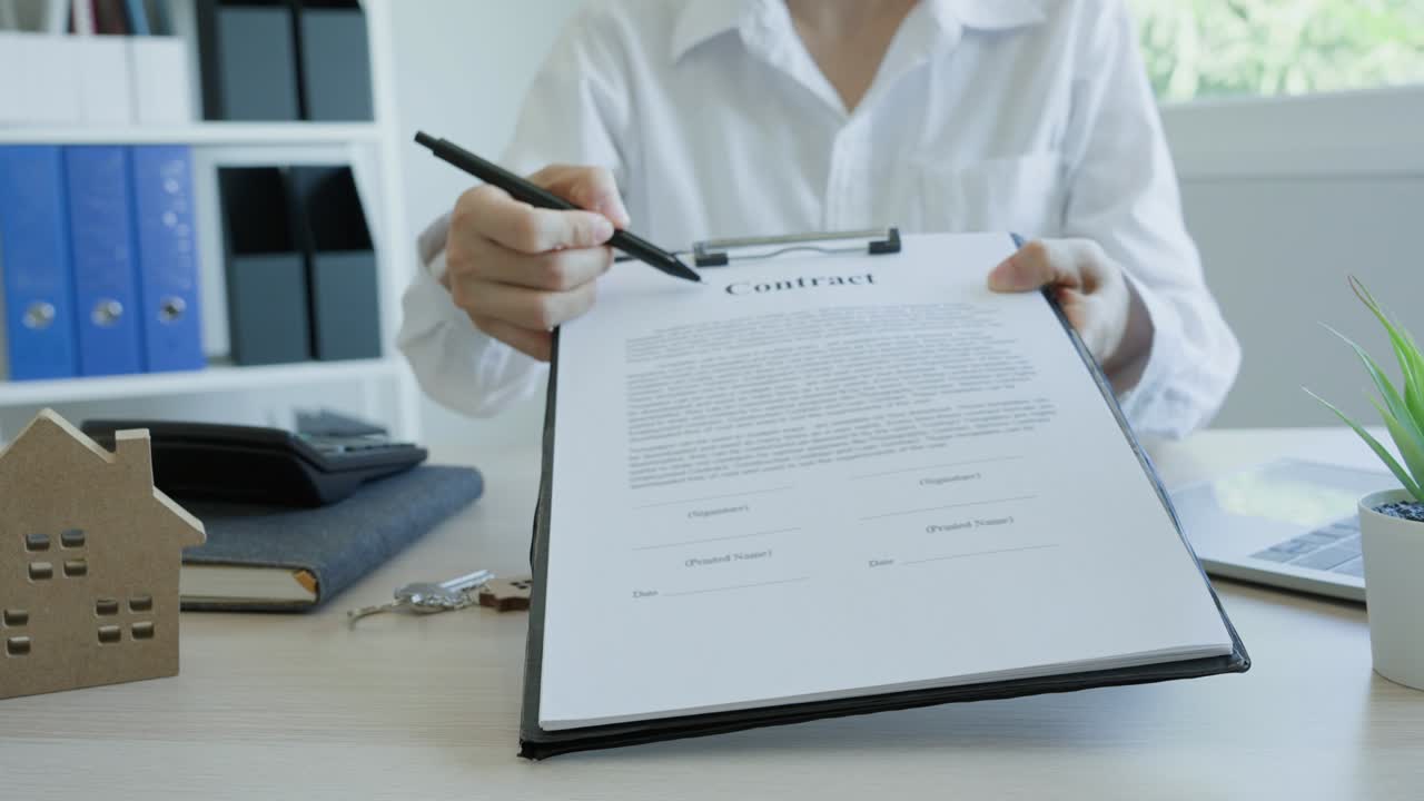 la agencia de vivienda está enviando llaves a los clientes para comprar casas nuevas. la agencia y el cliente llegan a un acuerdo para vender la casa con el cliente.