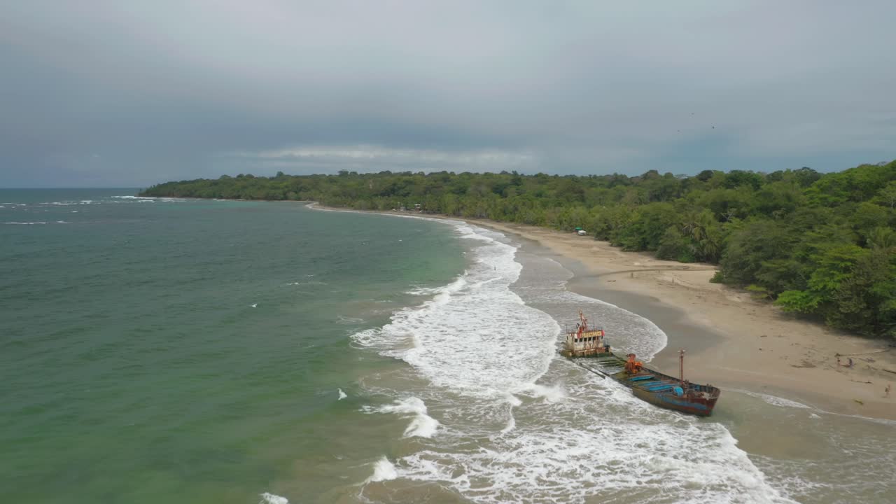 el famoso naufragio de manzanillo en la costa tropical de costa rica, aero