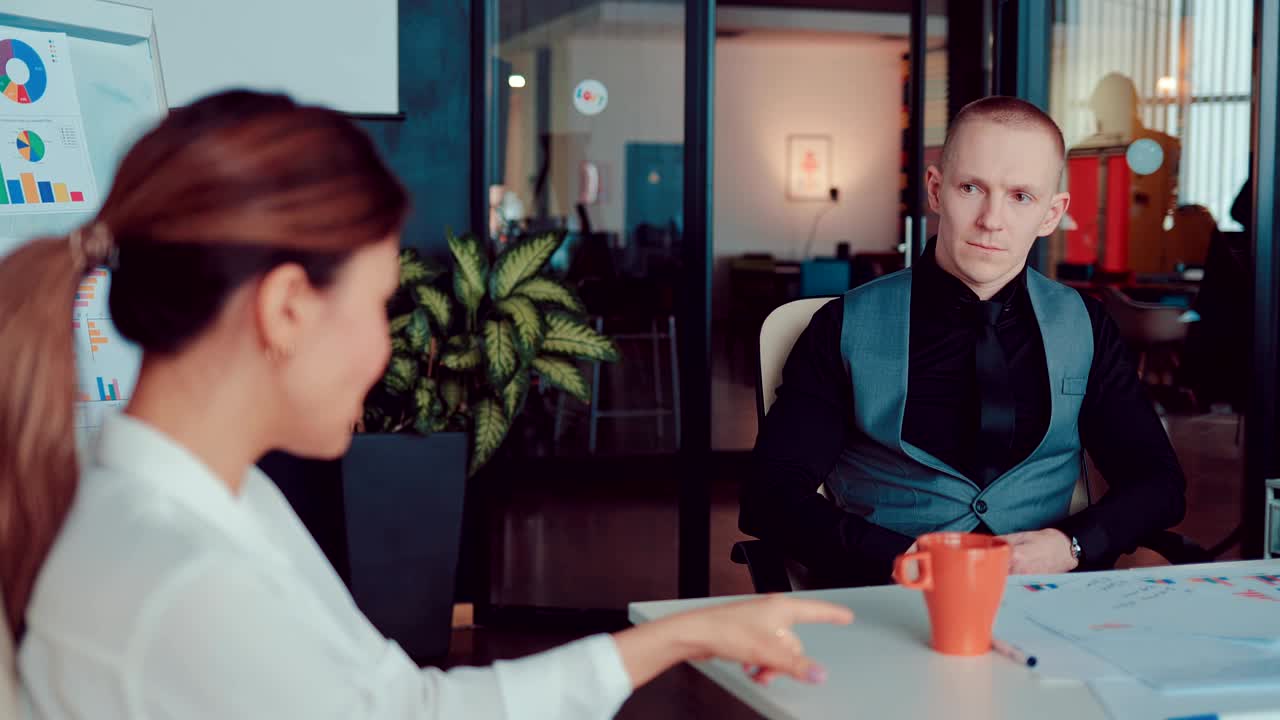 mujer de negocios discute nuevas ideas y planes con el director en la oficina