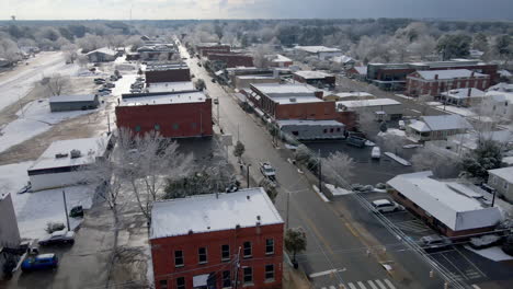 Drohnenaufnahme-Einer-Kleinstadt-In-Den-USA-Nach-Schneefall-In-Die-Sonne