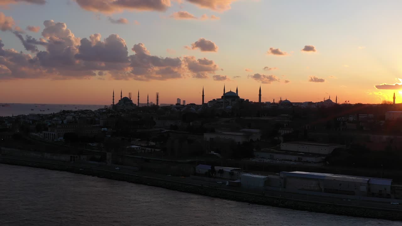 mezquitas en el distrito de fatih al atardecer. estambul, turquía. vista aérea