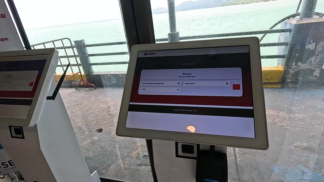 operación de la máquina de billetes en el muelle de la isla de samui