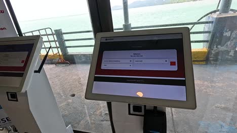 operación de la máquina de billetes en el muelle de la isla de samui