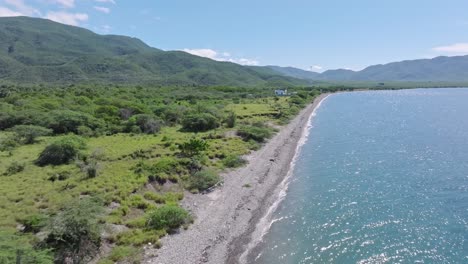 Vorwärtsdrohne-Schoss-Entlang-Der-Bucht-Von-Ocoa,-Azua,-Dominikanische-Republik