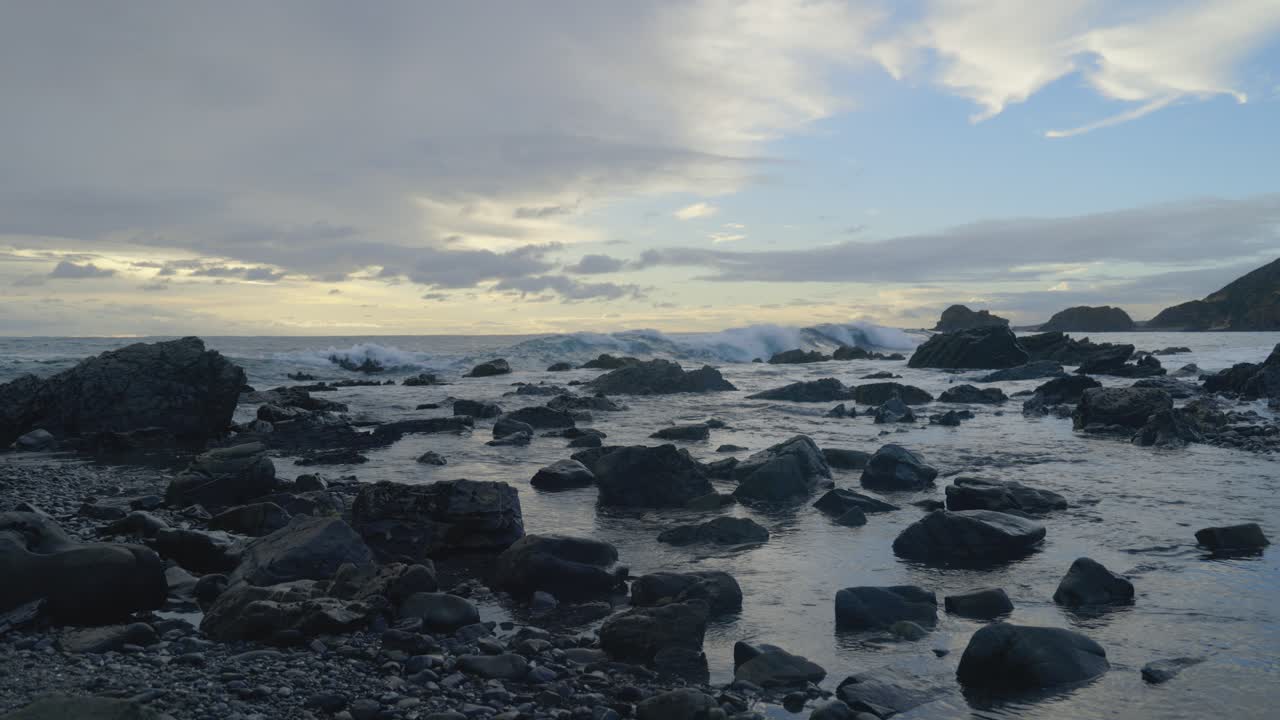 오스트레일리아 남부의 바위에 부히는 바다 파도의 느린 촬영