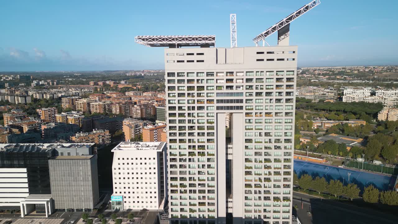 un drone deslizante muestra las torres eurosky y europarco en roma, italia.