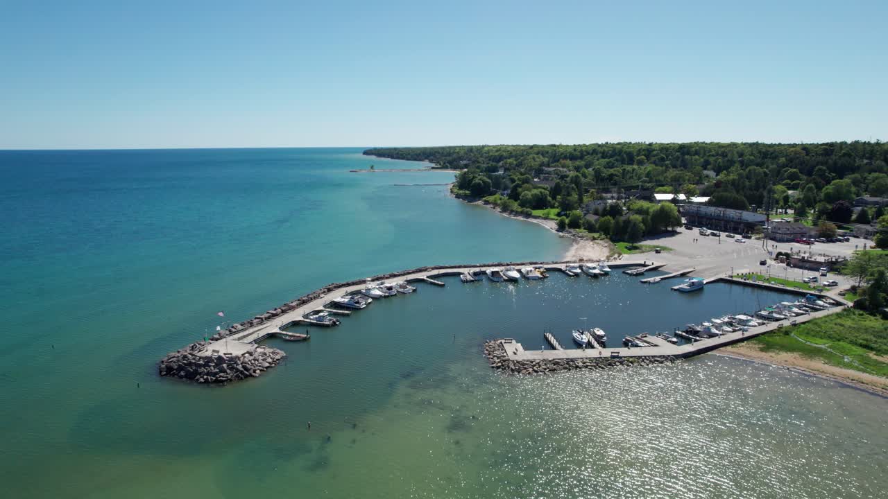 vista aérea lenta de un drone de un puerto deportivo en el puerto de bailey, wisconsin