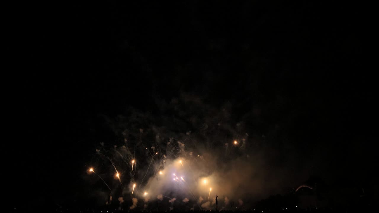 느린 동작 파란색, 분홍색, 빨간색 및 색 불꽃놀이 쇼