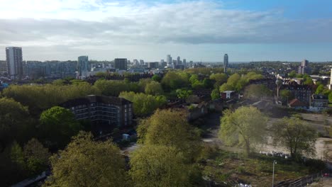 Eine-Drohne-Hat-Bäume-Und-Grünflächen-In-Einer-Stadt-In-England-Fotografiert