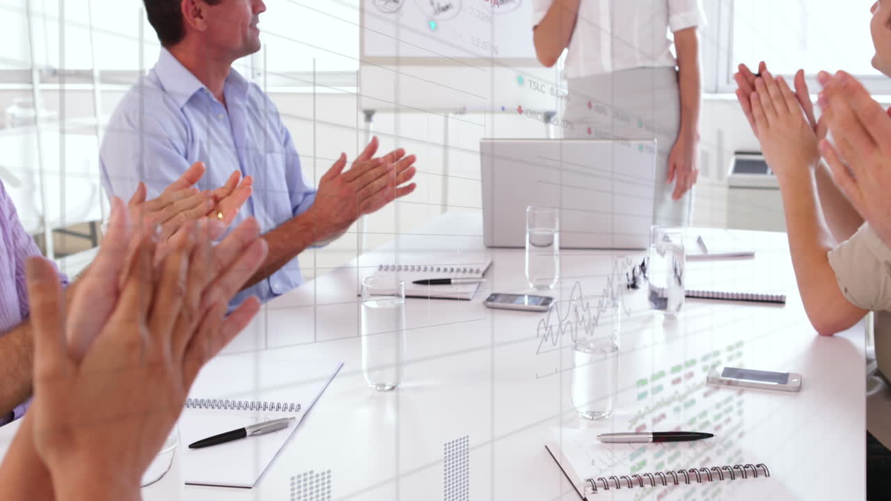 사무실에서 박수를 치는 다양한 사업가들의 중간 섹션에서 금융 데이터 처리의 애니메이션