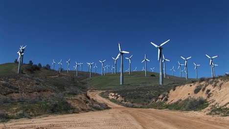 longshot de numerosas turbinas eólicas que generan energía en tehachapi california