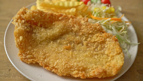 Gebratenes-Fischfilet-Und-Kartoffelchips-Mit-Minisalat