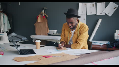 diseñador de moda en el trabajo