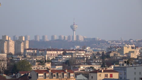 Stadtbildansicht-Der-Dächer-In-Der-Nähe-Eines-Turmzentrums-In-Paris,-Frankreich