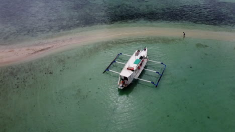toma en órbita de un barco anclado en un banco de arena