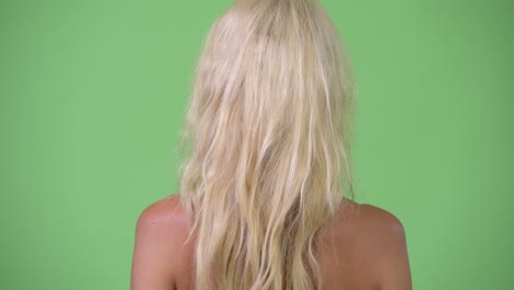 feliz joven hermosa mujer rubia con bikini
