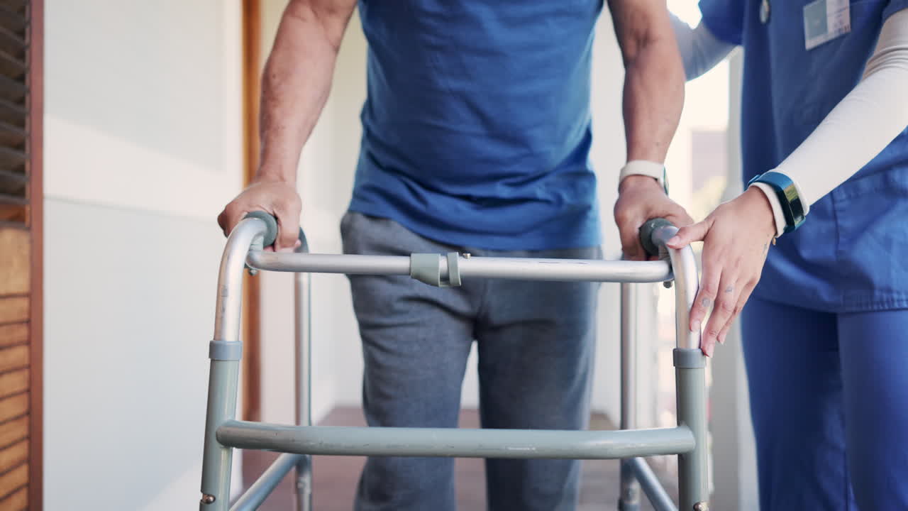 anciano, manos y enfermera con andador