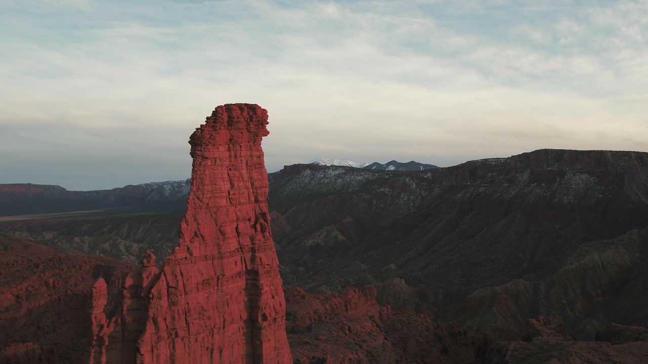 유타 주 그랜드 피셔 타워를 날아다니는 긴 드론  ⁇