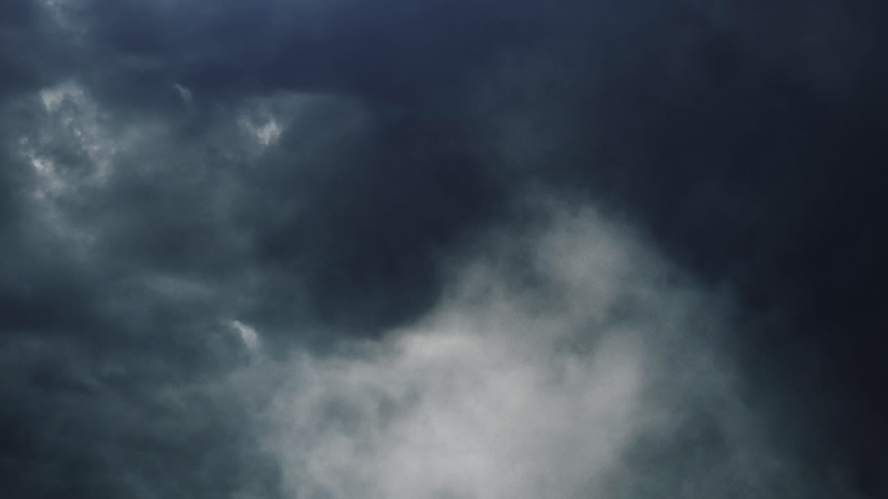 tormentas eléctricas, relámpagos que ocurren en cielos oscuros