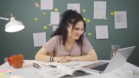 una estudiante excitada y impaciente.