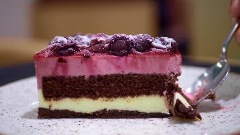 una deliciosa rebanada de pastel de cereza con capas de chocolate y mousse