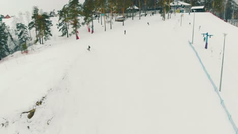 Pista-De-Esquí-Y-Snowboard-Con-Remonte-En-La-Vista-Superior-De-La-Colina