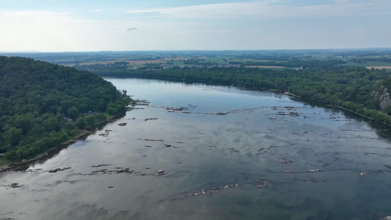 una vista aérea del río susquehanna a medida que fluye a través de pennsylvania