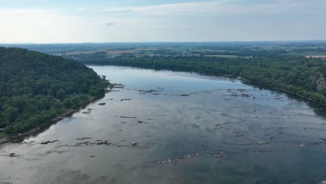 Una-Vista-Aérea-Del-Río-Susquehanna-A-Medida-Que-Fluye-A-Través-De-Pennsylvania