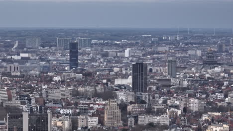 Wolken-Schweben,-Während-Die-Weite-Brüssels-Historische-Straßen-Mit-Moderne-Verbindet