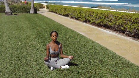 Mujer-Negra-Haciendo-Yoga-En-El-Césped
