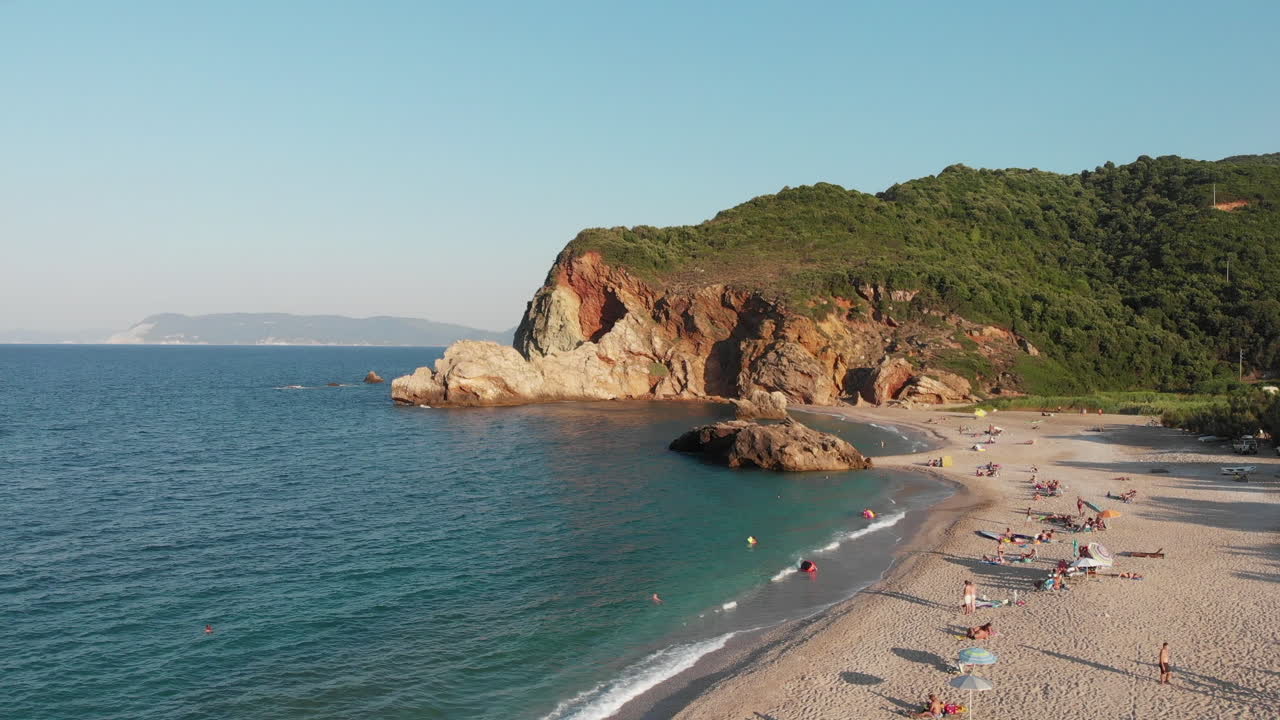 Sorvolo della spiaggia di Paltsi, Grecia.