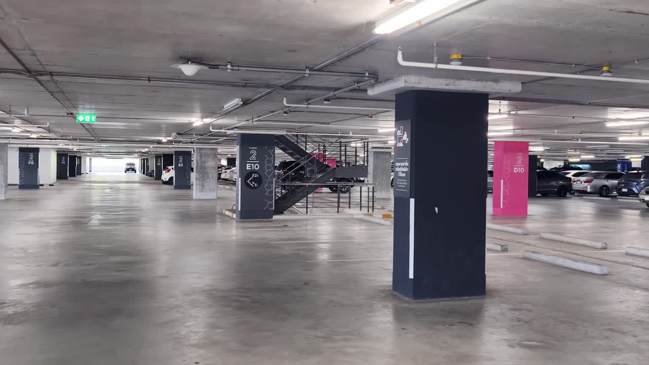 地下駐車場の内部